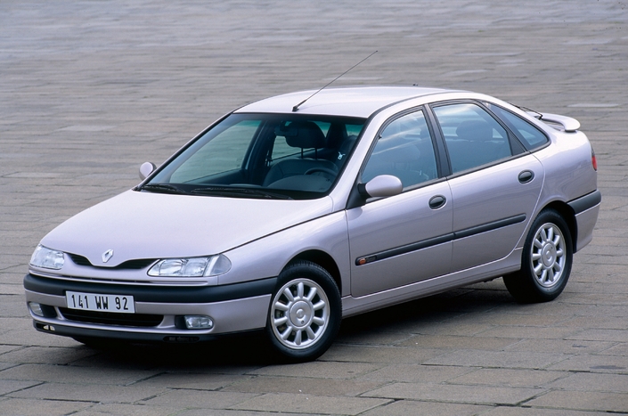 Initialement, la Renault Laguna V6 reçoit le PRV, et attenda 1997 pour accueillir le plus moderne L7X. Ici, en finition supérieure Initiale.