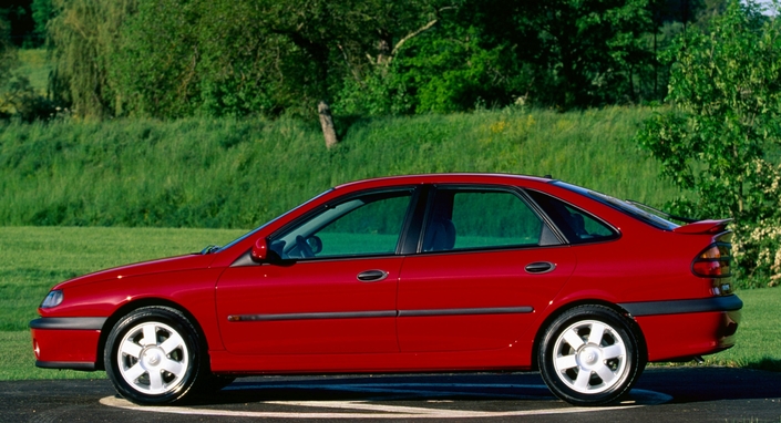 Même si elle est influencée par le bio-design, la ligne arrondie de la Renault Laguna I ne manque pourtant pas de dynamisme, grâce à sa ceinture de caisse plongeante. Ici en 1998.