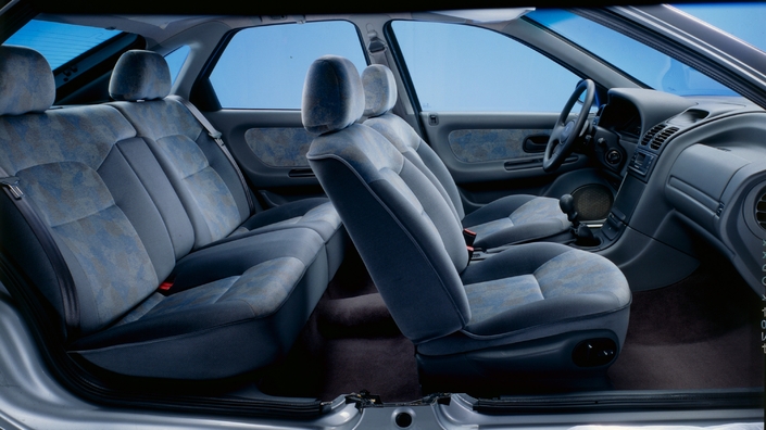 La Renault Laguna V6 s'offre en deux versions, ici la RXT entrée de gamme mais déjà bien équipée, notamment du régulateur de vitesse et de l'ordinateur de bord. La boîte mécanique est proposée d'origine, l'auto en option.
