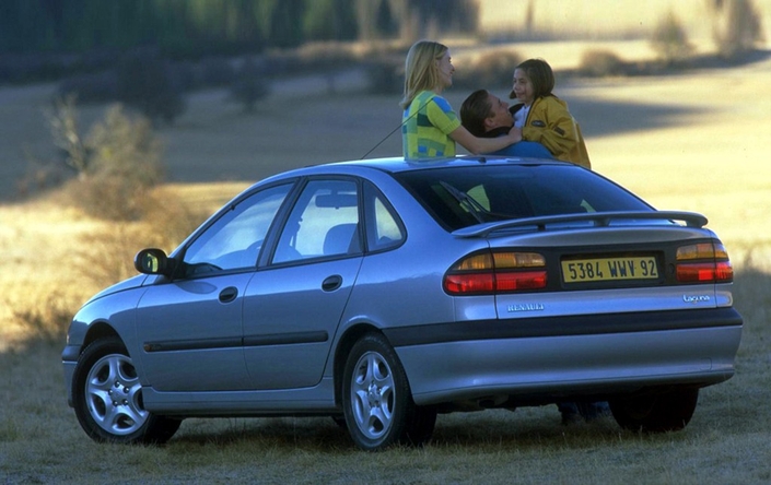 En 1998, la Renault Laguna bénéficie de nouveau feux arrière, plus fins qu'auparavant. Comme sur la Citroën, la mécanique n'évolue pas.