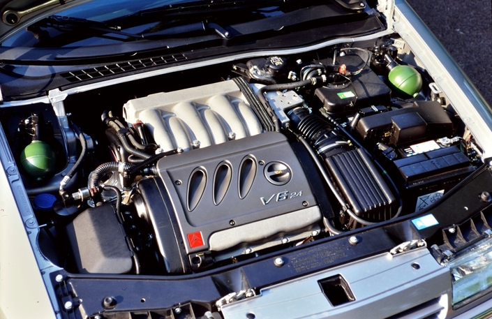 Capot très encombré pour la Citroën Xantia V6, dont la suspension exige un entretien spécifique. Le changement de courroie de distribution est assez onéreux. Ici en 1997.
