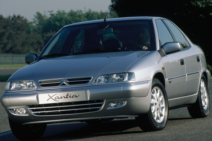 Pour 1998, la Citroën Xantia V6 modifie légèrement son museau, qui s'affine. Mais la mécanique ne change pas.