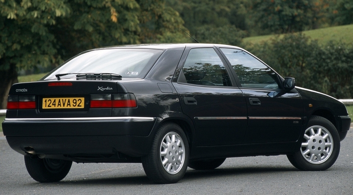 La Xantia Exclusive phase 1, ici en 1997 janvier 1997, conserve les feux à partie supérieure fumée. La V6 a droit à deux sorties d'échappement, non visibles ici.