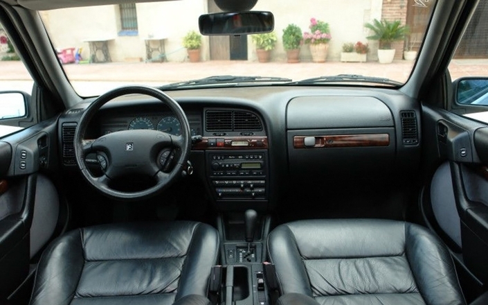 Tableau un peu austère pour la Citroën Xantia V6, ici en 1998, mais la finition est très sérieuse et la dotation riche. L'airbag passager est initialement en sus.
