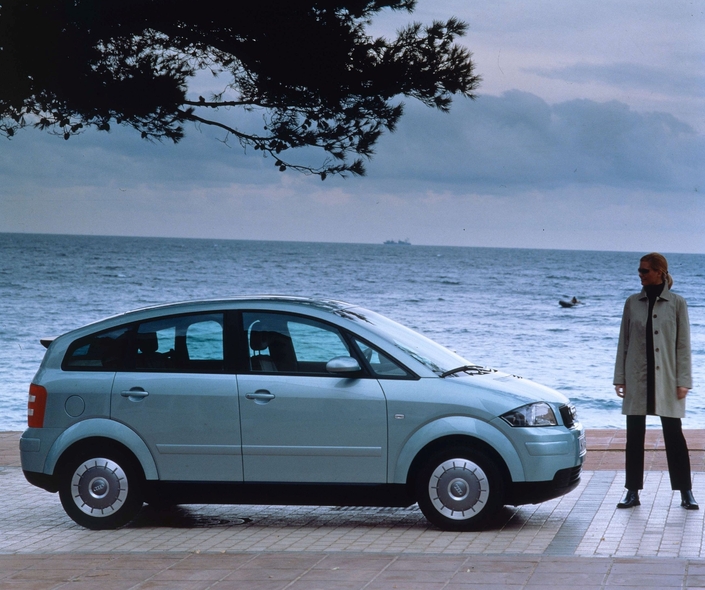 En 1999 c’est un Audi très sûr de lui qui lance l’A2, citadine à carrosserie en aluminium et l’une des voitures les plus modernes de son temps. Disponible en essence et en diesel, notamment dans une très frugale version 3L TDI (photo) qui revendiquait une consommation moyenne inférieure à 3 litres/100 km, elle brille tant son efficience énergétique que par ses aspects pratiques, et ce malgré une longueur de 3,86 m. Ses tarifs déraisonnables limiteront ses ambitions commerciales, mais les automobilistes qui franchirent alors le pas en garderont généralement un bon souvenir. Cet insuccès conduira à sa disparition du catalogue dès l’été 2005.