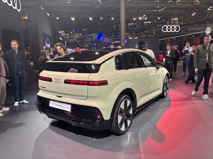 La parenté avec la première A2 est flagrante sous l'angle 3/4 arrière, avec notamment cette vitre de hayon en deux parties. 50 cm séparent pourtant les deux voitures. Par contre, Le volume de coffre s’établit à 396 litres, valeur correcte sans plus. Notez que les poignées de portes électriques en forme d’ailes réagissent à la moindre sollicitation : une petite traction pour ouvrir, et une légère pression de l’intérieur pour déverrouiller.&nbsp;
