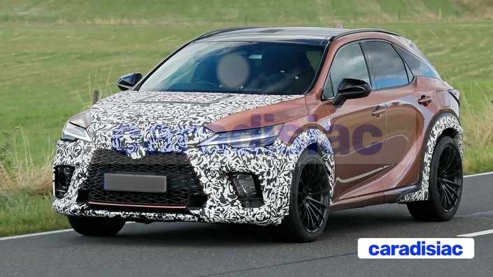 Réalisant des essais routiers en Europe, le Lexus RX Morizo RR a encore de longs mois devant lui avant d’être fin prêt pour la commercialisation. Sur le prototype on peut déjà apercevoir la face avant agressive, les passages de roues élargies, les jantes spécifiques…