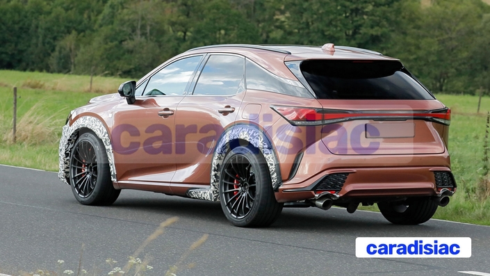 Une nouvelle motorisation hybride devrait être utilisée pour cette version sportive du RX. Selon nos chasseurs de scoop, ce modèle serait doté d’une motorisation hybride développant 600 ch, grâce à la présence de deux électromoteurs associés à une motorisation thermique essence, ce modèle disposera de la transmission intégrale.