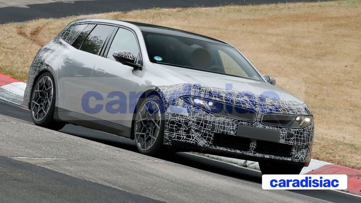 Lors de sa première journée sur la piste de la Nordschleife, le prototype de la BMW i3 Touring a réalisé des temps au tour avoisinant les 8 minutes. Cela confirme que cette auto est bien née et que ses performances sont dignes de ce que l’on attend d’un modèle orné du blason BMW.