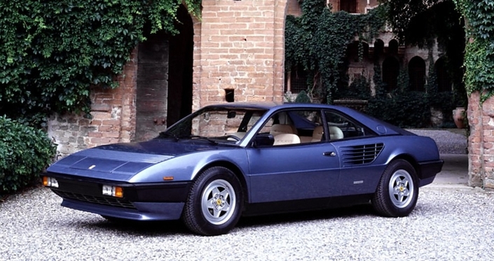 Presque discrète en bleu mais élégante, la Ferrari Mondial 8, lancée en 1980, possède un charme propre, loin de toute excentricité visuelle.