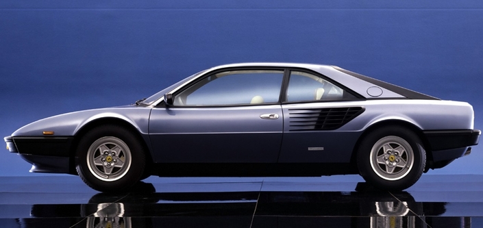 Pininfarina a usé de quelques artifices pour alléger visuellement le profil de la Ferrari Mondial 8, comme les extrémités de montants arrière en plastique noir. Cela fonctionne plutôt bien, mieux que la prise d'air latérale, mal intégrée.