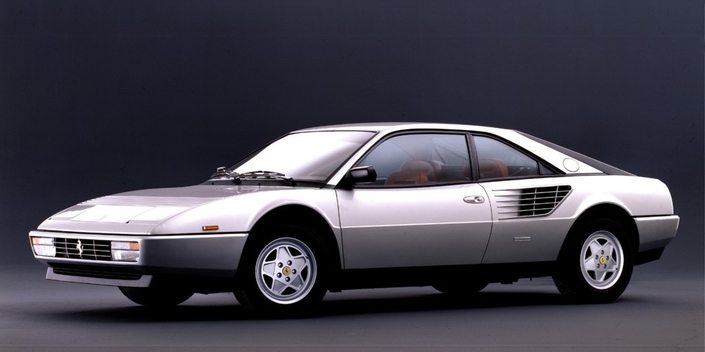 En 1985, la Ferrari Mondial se voit restylée dans le style de la Testarossa, son moteur passant à 3,2 l pour 270 ch. Son apogée.