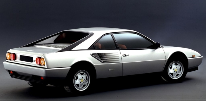 A l'arrière, la Ferrari Mondial 3,2 l se signale par un bouclier intégral qui modernise adroitement la ligne.