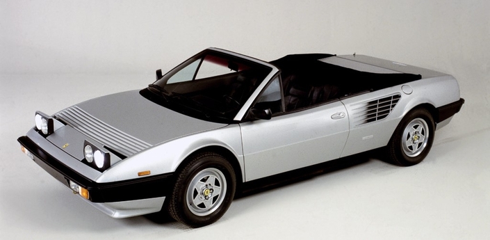 Fin 1983 est présentée la Ferrari Mondial Cabriolet, qui sera commercialisée en 1984. Elle n'est que 10 kg plus lourde que le coupé, mais sa capote reste manuelle.