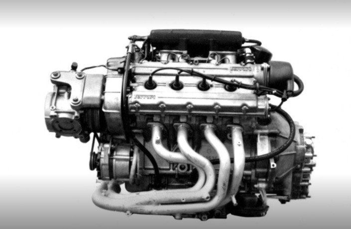 Le moteur de la Ferrari Mondial 8, codé F106 B000 se veut d'abord souple et facile à vivre avec son injection mécanique et son allumage électronique Marelli Digiplex. Mais ce 2,9 l se contente de 214 ch..