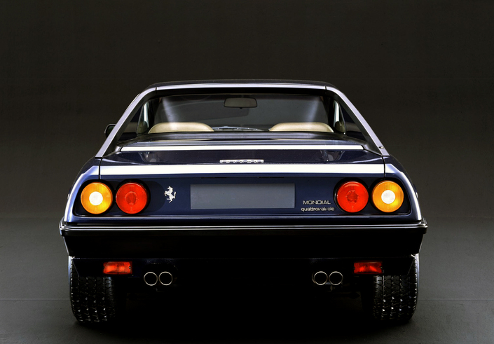 Fin 1982, la Ferrari Mondial devient Quattrovalvole grâce à son moteur à 4 soupapes par cylindres qui atteint 240 ch. Enfin une puissance digne de son châssis !