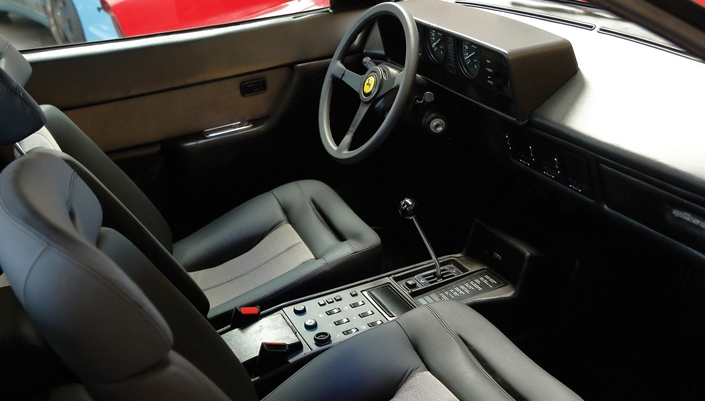Un poste de conduite à l'ergonomie incertaine, mais l'ambiance Ferrari compense amplement, dans la Mondial QV. Photo : Guido Bassattini/RM Sotheby's.