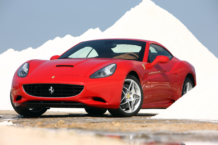 Drôle d'allure pour la Ferrari California, mais pleine de caractère, tout comme son fabuleux V8 atmo de 460 ch. Dommage que la suspension soit trop souple.