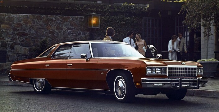 Démesurée, vorace et pas très bien fabriquée, cette Chevrolet Caprice de 1975 symbolise la décadence de l'automobile US à un moment où les petites japonaises cartonnaient chez l'Oncle Sam.