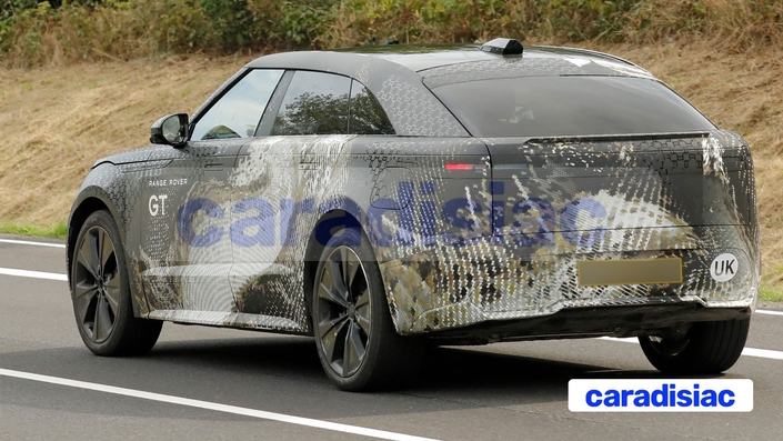 Le Range Rover GT bénéficie de la plateforme EMA qui est moderne et réservée aux modèles électrifiés. Si ce modèle au départ ne devait être qu’électrique, il sera aussi disponible, mais un peu plus tard, avec une motorisation hybride classique.