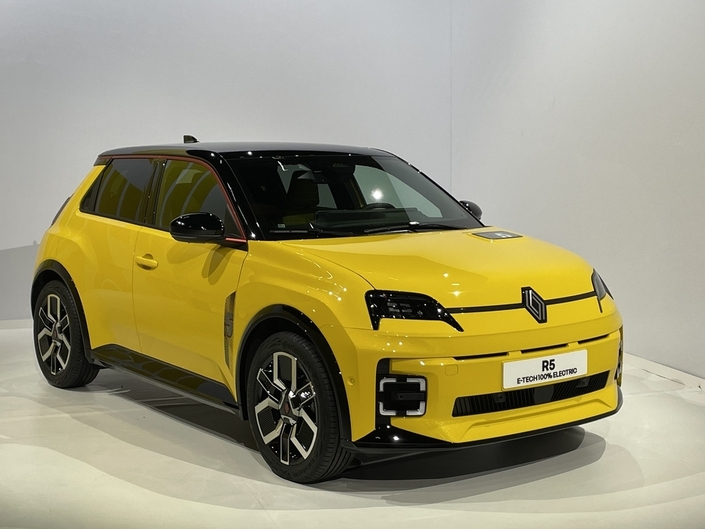 RENAULT 5 E-TECH ÉLECTRIQUE 120 CH : l’offre en location longue durée à partir de 170 € par mois du 1er au 30 septembre 2026 • location longue durée 37 mois • 1er loyer majoré de 2 700 € après déduction de la prime Coup de Pouce de 6 180 € • 2 mois de loyers offerts. La R5 est la deuxième voiture électrique la plus vendue derrière la Tesla Model Y ces huit derniers mois, avec plus de 26 000 immatriculations.