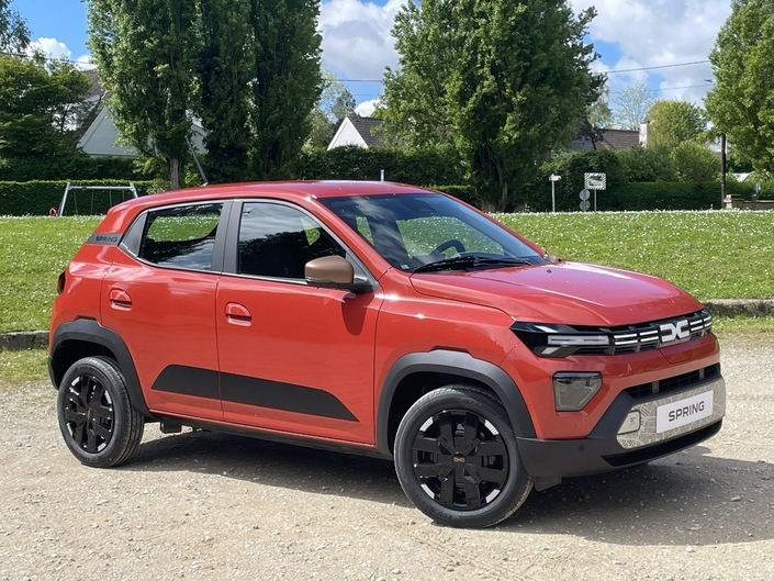 Dacia Spring électrique expression 70 À PARTIR DE 129 € par mois, Location longue durée 49 mois, 1ᵉʳ loyer majoré de 2 000 €, après déduction de 680 € de prime CEE (6)