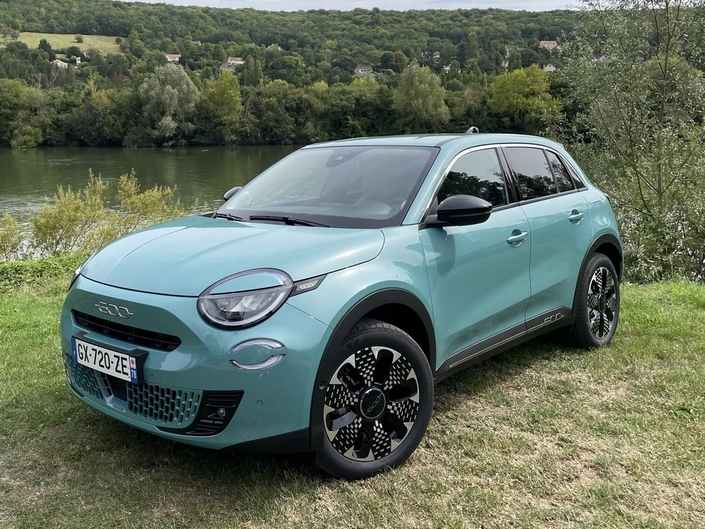 600 essence : 1er loyer 4 740,00 €, 36 loyers 182,38 €, Durée 37 Mois, Kilométrage Annuel 10 000 km