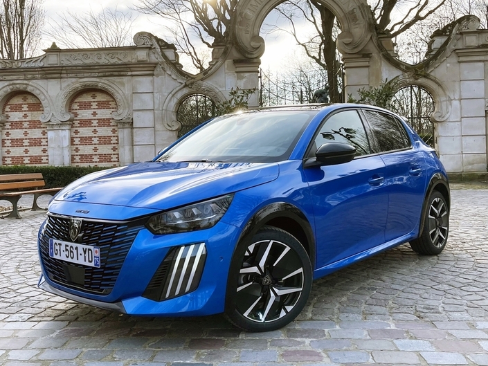 ë-208 dès 119 euros par mois – 1er loyer à 3 000 € sous condition de reprise - LLD 49 mois/40 000 km. La Peugeot 208 est, pour le moment, la voiture préférée des Français puisqu’elle est la voiture la plus vendue jusqu’au 31 août avec plus de 48 000 exemplaires vendus.