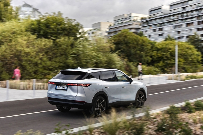 Le SUV Chinois reste bien en dessous d'un Austral ou d'un 3008 en matière d'agilité et d'équilibre sur routes sinueuses, mais dans l'ensemble la copie rendue est correcte et séduira la majorité.