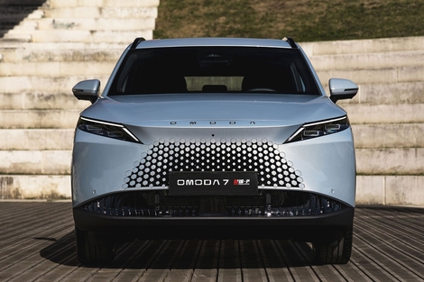 La face avant, proche du Lexus RX, se distingue par un museau pointu et une calandre ajournée.