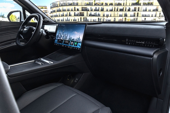 L’intérieur est soigné et suréquipé. A ce prix, le SUV chinois offre du cuir surpiqué, de l’Alcantara, une grosse sono ou un toit panoramique ouvrant, des sièges chauffants et ventilés, etc.