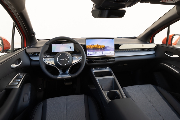 Voici l'intérieur de la Dolphin G à grosses batteries en finition Confort (la version d'entrée de gamme à petites batteries possède une tablette tactile centrale de 10,1 pouces au lieu de 12,8 pouces).