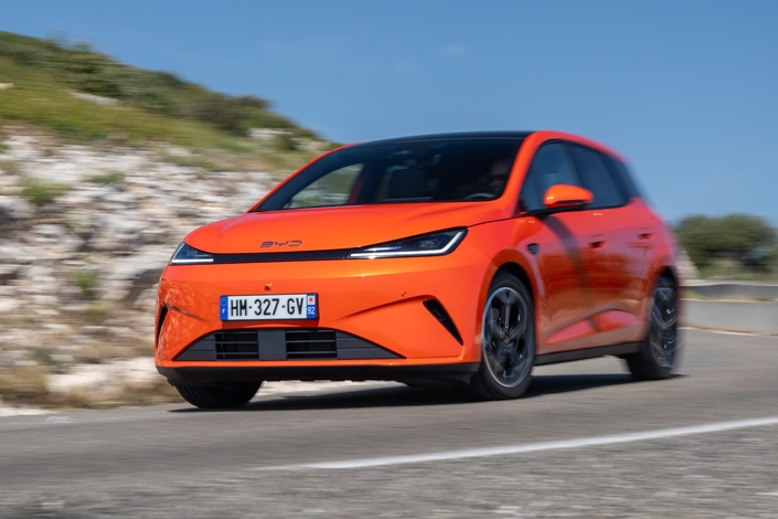 Sur la route, la Dolphin G ne fait pas d'étincelles mais elle offre une douceur d'utilisation intéressante et un comportement dynamique correct.