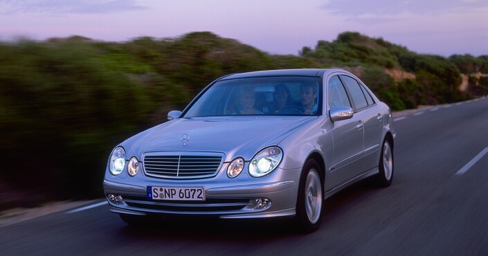 Au volant, la Mercedes E500 W211, ici en 2002, est un mélange de punch et de douceur. La 306 ch n'a pas les performances de la 388 ch, mais elle se débrouille déjà très bien.