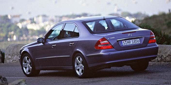 La Mercedes Classe E W211 se distingue de sa devancière W210 par ses feux arrière triangulaires. Ici, en 2002.