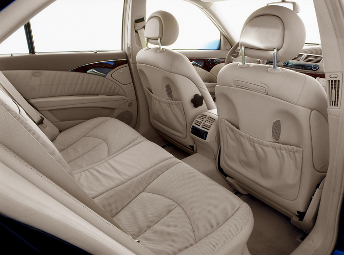 Les places arrière ne sont pas si amples dans la Mercedes E500, mais elles disposent de leur propre clim.