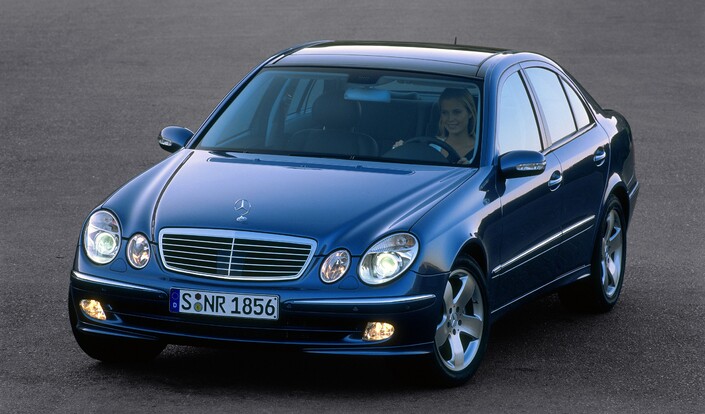 En janvier 2002, la Mercedes Classe E W211 est présentée, et d'emblée, sa ligne ultramoderne et fluide plaît. Ici une 500 Avantgarde avec option double toit ouvrant.
