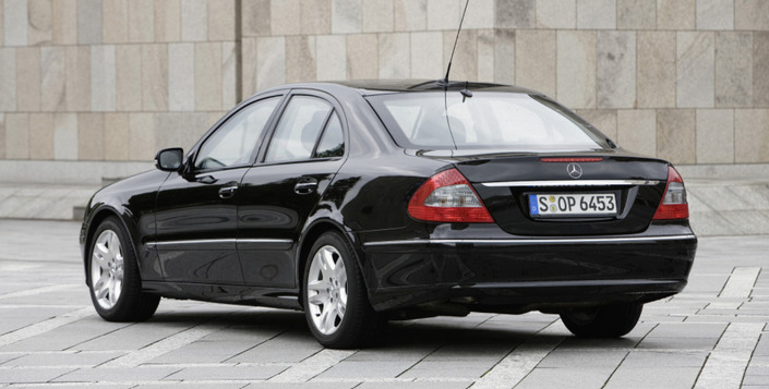 En 2006, le restylage de la Mercedes Classe E W211 reçoit de nouveaux feux arrière fumés en leur centre. Mais la discrétion reste de mise.