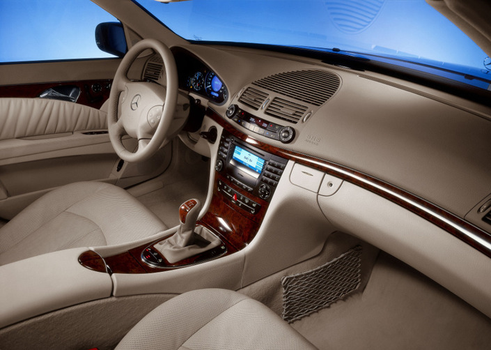 Lignes douces, belle finition, riche équipement, la Mercedes E500 soigne ses passagers même si toutes les fonctions seront à tester avant achat.