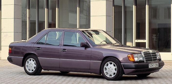 Apparue en 1991, la Mercedes 400E séduit par son V8 puissant caché sous une carrosserie très discrète. Le parfait sleeper comme on dit.