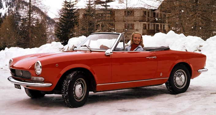 Fin 1969, la Fiat 124 Sport Spider évolue, devenant BS. Elle accueille un nouveau moteur 1,6 l de 110 ch, une grille de calandre en nid d'abeilles et un capot à double bossage.