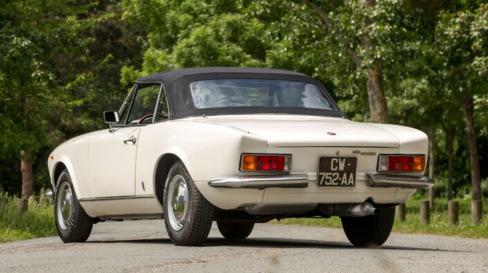 A l'arrière, la Fiat 124 Sport Spider BS se signale par ses feux agrandis intégrant des lampes de recul.