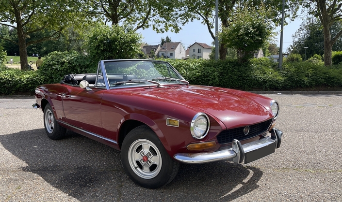Cette Fiat 124 Sport Spider BS d'origine américaine et fort bien entretenue délivre un agrément de conduite inattendu.