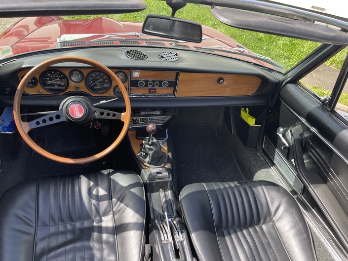Tableau en bois véritable et bien agencé pour la Fiat 124 Sport Spider BS. L'instrumentation très complète se se seconde de nombreux rangements.