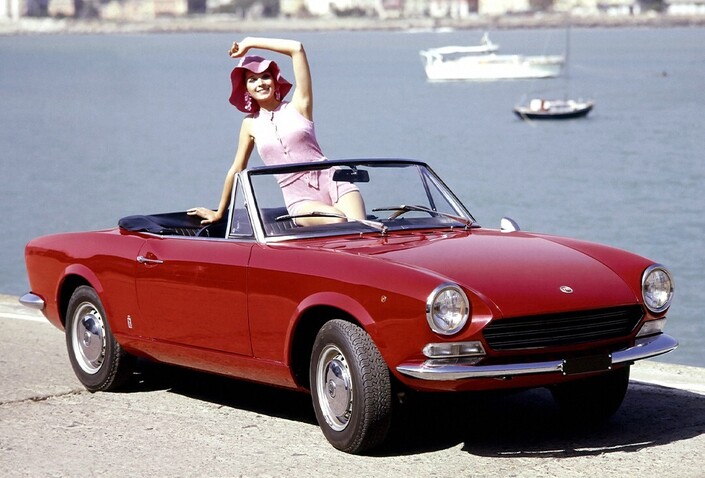 En novembre 1966, la Fiat 124 Sport Spider est dévoilée. Son charme fonctionne instantanément, d'autant que sa mécanique est ultramoderne.