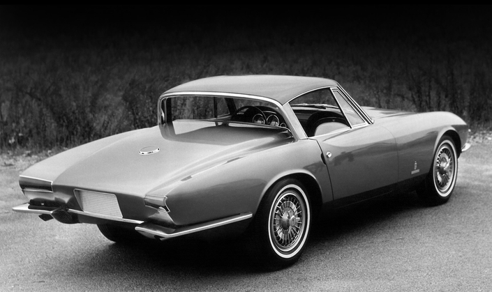 Tom Tjaarda a repris son concept Corvette Rondine réalisé chez Pininfarina en 1963 pour élaborer la ligne de la Fiat 124 Sport Spider. Trois ans suffiront !