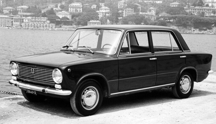 Boîte à chaussures ?  Lada 1200 ? Non, Fiat 124, en 1966. Cette petite familiale anodyne mais rigoureusement conçue servira de base à la 124 Sport Spider mais aussi à la Sport Coupé.