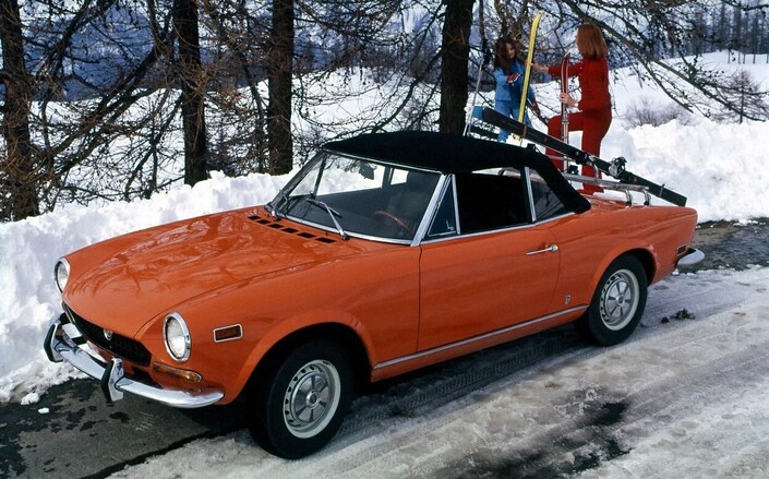 Les USA seront, de loin, le premier marché de la Fiat 124 Sport Spider. Ici, une auto de 1974, avec les lampes latérales et les butoirs, mais des pare-chocs encore fins. Le 1,8 l est dégonflé à 92 ch (118 ch en Europe pour la CS).