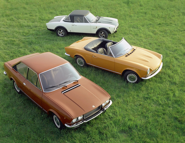 La gamme Fiat 124 Sport en 1973. Le coupé CC, le Spider CS (au voile des jantes peint en gris désormais) et la variante de course développée par Abarth avec son hard-top.