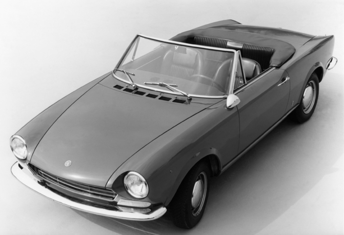 La Fiat 124 Sport Spider AS, ici fin 1966, est la plus pure de toutes, donc l'une des plus rares et recherchées. Notez qu'elle dispose de petites places arrière, dûment homologuées.